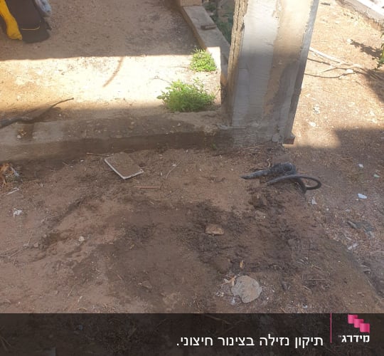 עבודת התקנה ותיקון צנרת מים בחצר מבנה